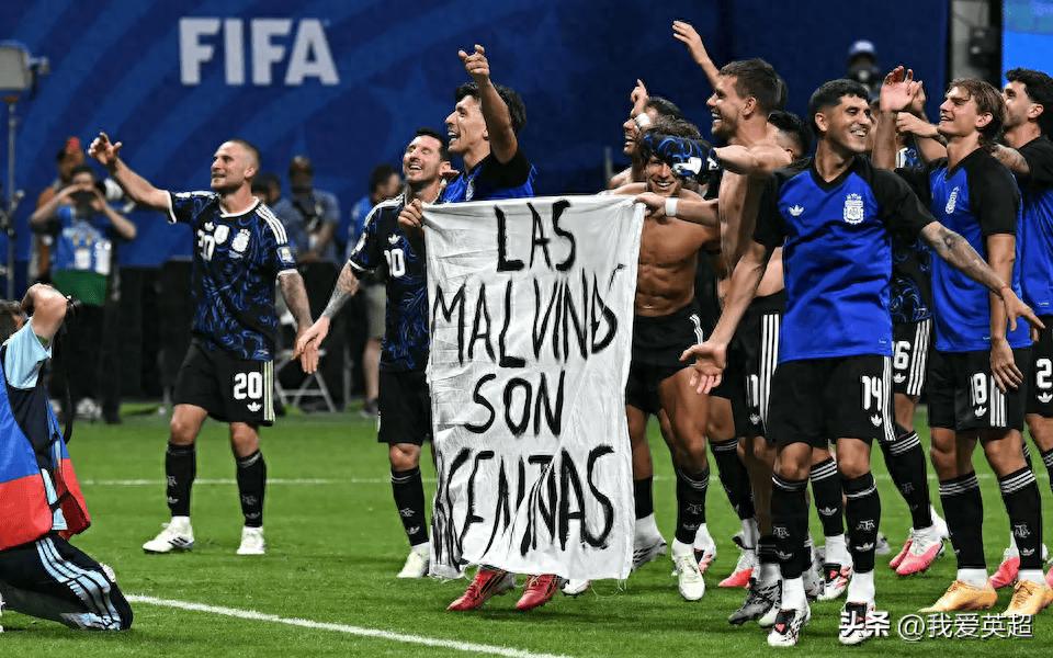 Đối mặt trực diện? Argentina giơ cao biểu ngữ sau khi lật ngược Anh: Quần đảo Malvinas là của chúng tôi, có thể bị FIFA phạt nặng