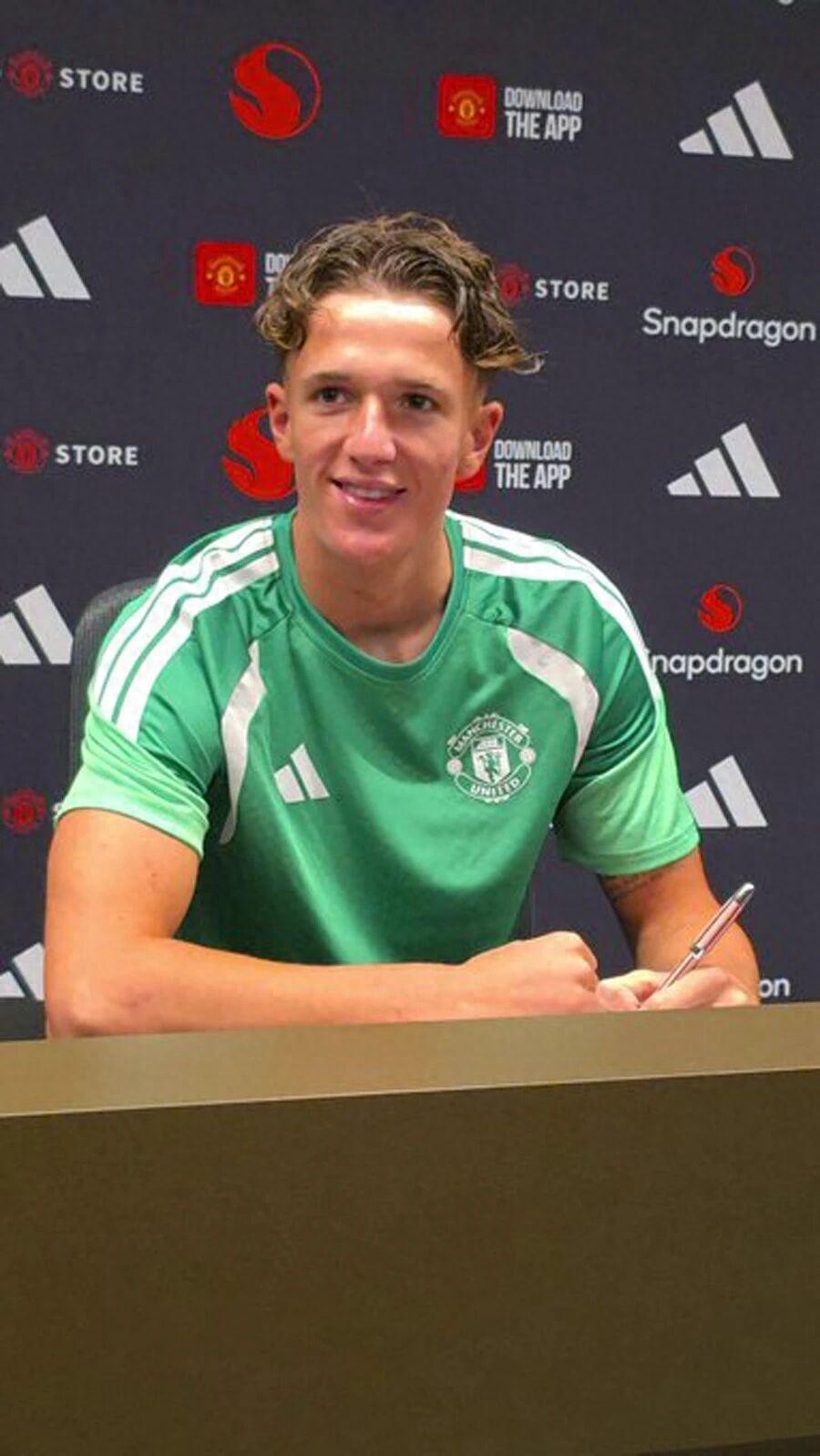 Manchester United chính thức công bố bản hợp đồng thứ năm trong kỳ chuyển nhượng mùa hè, nhưng chắc chắn không được thi đấu cho đội một. Một cầu thủ sẽ trở lại đội sau World Cup để chuẩn bị chuyển nhượng.