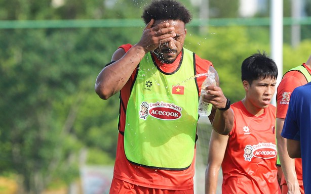 Đội tuyển Việt Nam vượt nắng tập luyện, sẵn sàng đấu Gangwon FC