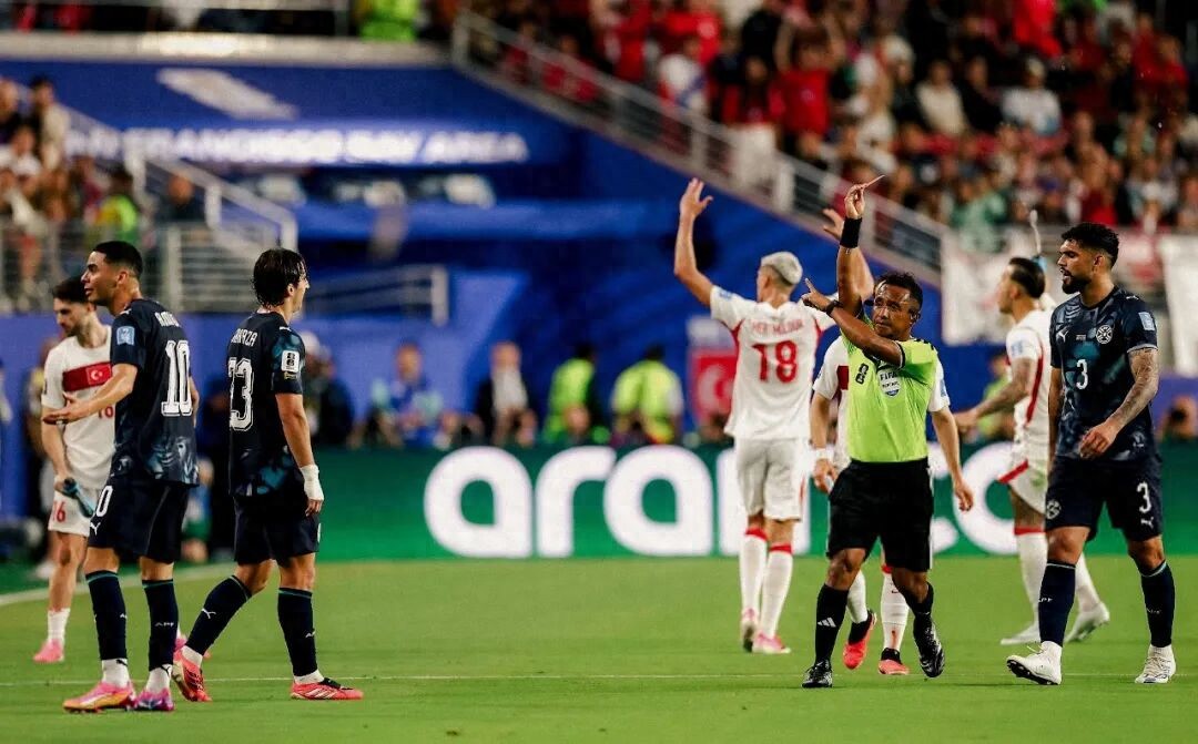 Giải vô địch bóng đá thế giới (World Cup) thẻ đỏ đầu tiên vì "bịt miệng"! Almiron có phải là "người thử nghiệm luật mới"?