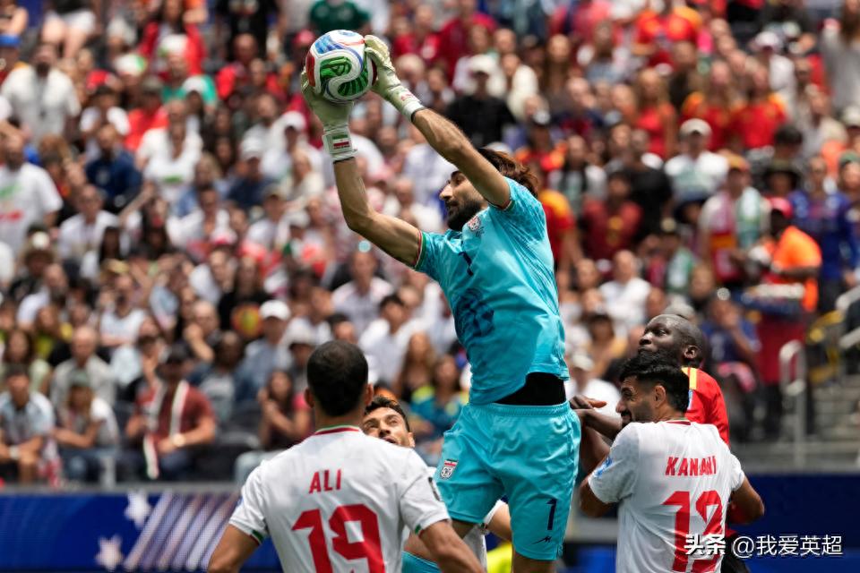 Suýt bị Lukaku đạp chân! Thủ môn cao 1m96 giúp Iran gây sốc: 7 pha cứu thua đạt điểm tuyệt đối + pha cứu thua ngoạn mục