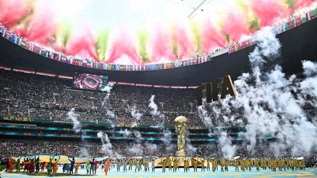 Mở đầu kỳ World Cup với ba thẻ đỏ chưa từng có, lễ khai mạc World Cup Mỹ-Canada-Mexico chủ yếu xoay quanh "tranh cãi"