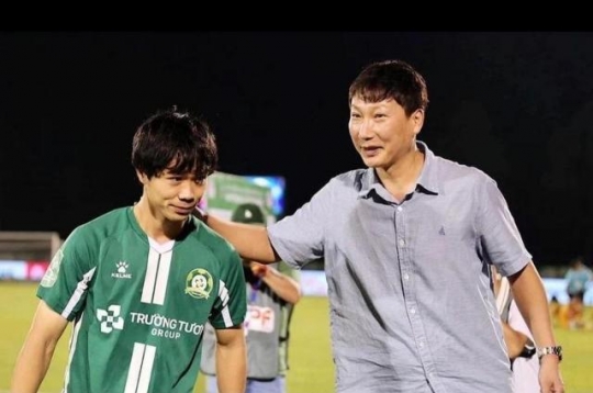 NÓNG: Tân binh V-League mua sát thủ châu Âu đá cặp với Công Phượng