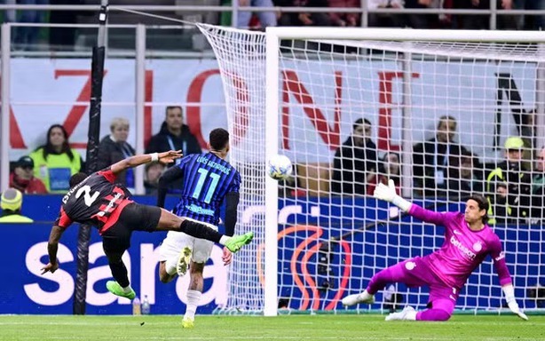 AC Milan thắng derby nghẹt thở, thắp lại cuộc đua vô địch Serie A