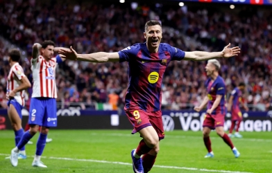 Lewandowski ghi bàn bằng ngực, Barca đánh gục Atletico để chạm tay vào ngôi vương