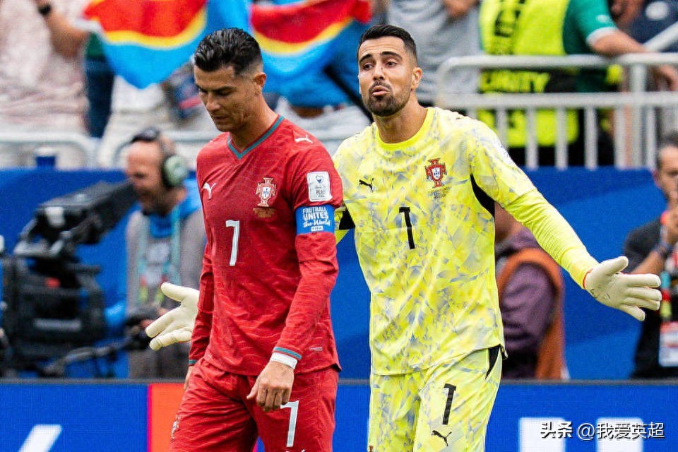 Bất hòa trong đội tuyển Bồ Đào Nha? Ronaldo không hài lòng vì thủ môn không lao ra cản phá dẫn đến bàn thua, đối phương phản bác: xua tay đáp trả