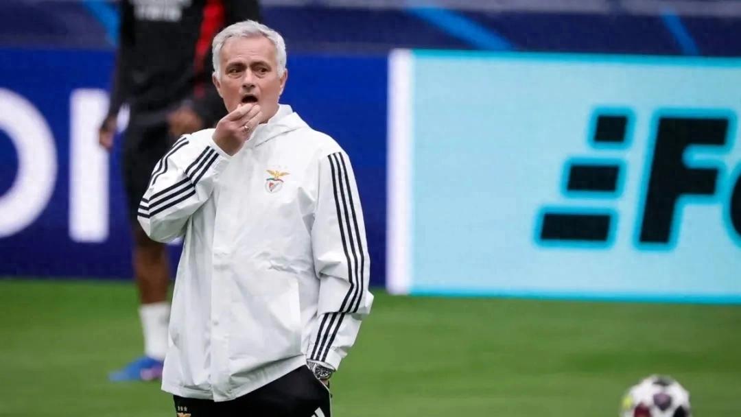 Cạnh tranh "giật tít" với lễ khai mạc World Cup, Real Madrid chính thức bổ nhiệm Mourinho