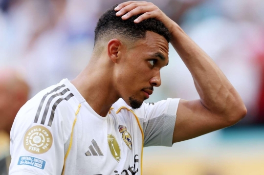 Arnold bất ngờ bị Real Madrid trừng phạt vì thiếu chuyên cần