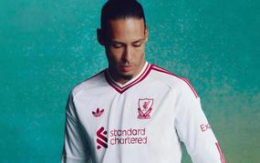 Liverpool ra mắt áo sân khách mới, tòa nhà biểu tượng của New York rực đỏ để chào mừng