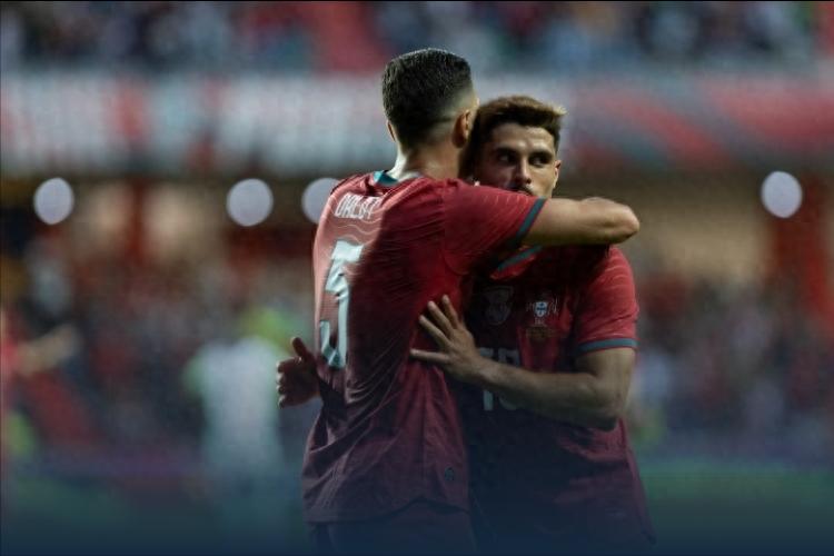Khó khăn ở hàng tiền đạo khó che giấu, Ronaldo 41 tuổi trở thành nỗi đau đầu ngọt ngào của Bồ Đào Nha. Chiến thắng 2-1 đầy gian nan ẩn chứa nỗi lo ngầm.
