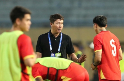 Mất cánh tay đắc lực, HLV Kim Sang Sik đối diện sóng gió cực lớn