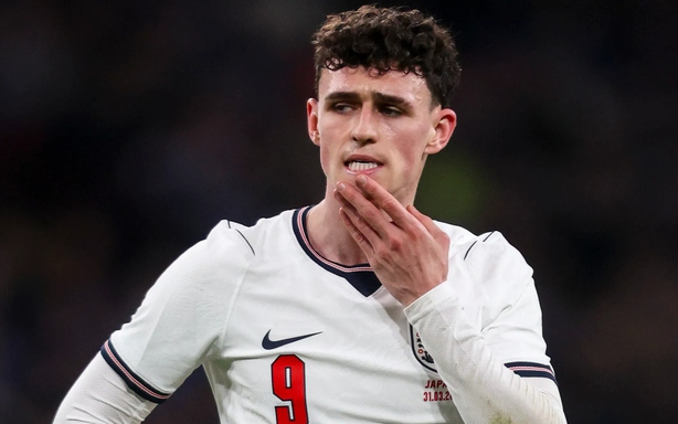 Phil Foden 'biến mất' ở Man City lẫn tuyển Anh: Đa năng quá cũng thiệt!