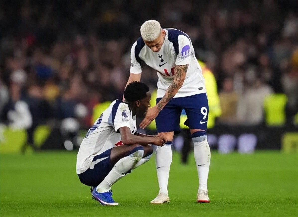 Premier League không thắng trong 11 vòng, chỉ cao hơn khu vực xuống hạng 1 điểm, ai sẽ cứu Tottenham đang lao dốc?