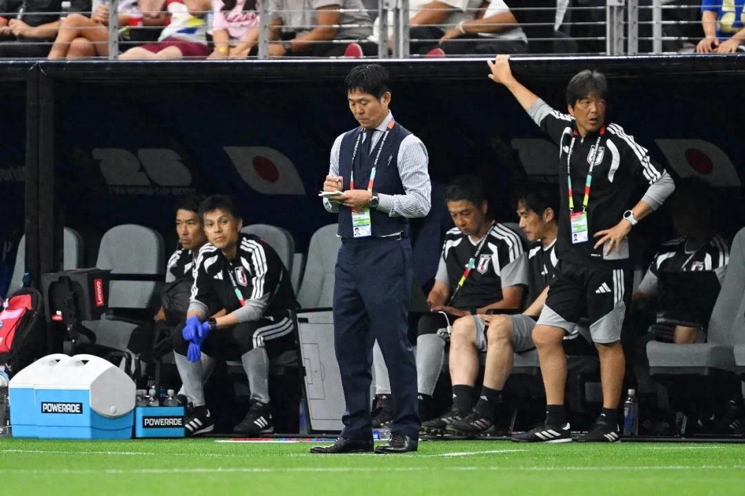 Nhật Bản hòa Hà Lan 2-2, cuốn sổ tay của Moriyasu lại ghi thêm một dòng