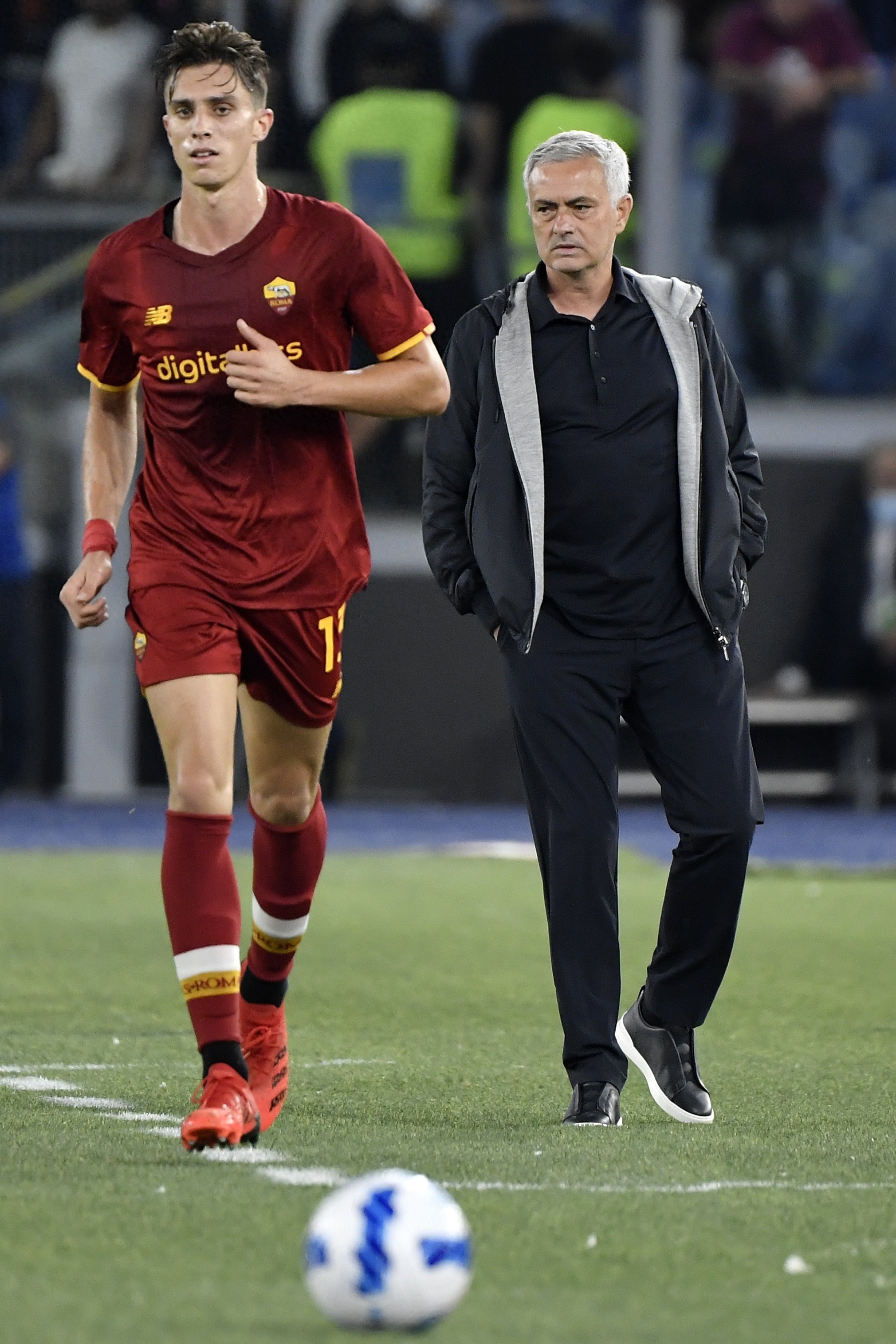 Mourinho huấn luyện Real Madrid trước tiên xây dựng hàng phòng ngự, mục tiêu hậu vệ trái là hậu vệ vô địch Premier League
