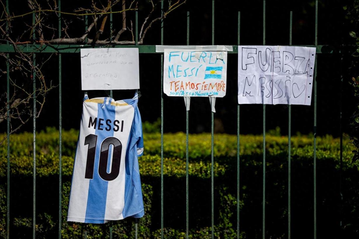 Khi người dẫn đường ra đi: Sự tạm dừng ngắn ngủi của Messi và tương lai của sân cỏ