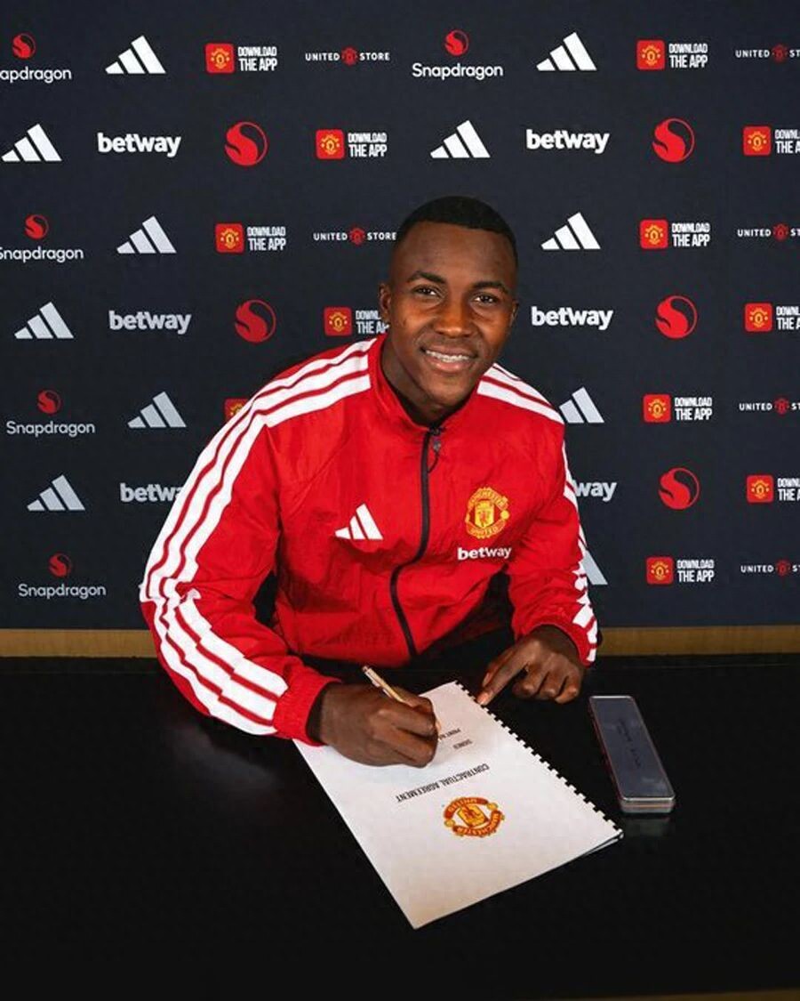 Manchester United chính thức công bố tân binh thứ ba ở hàng tiền vệ! Đã ra mắt rồi mới ký hợp đồng, lý do sắp xếp kỳ lạ được tiết lộ.