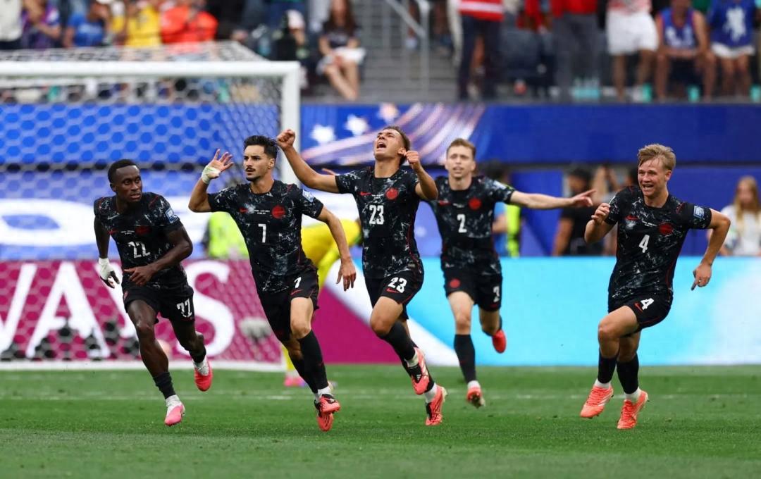 Đội đầu tiên lọt vào vòng 16 đội! Canada, "chủ nhà xa nhà", mỗi bước đi đều là kỷ lục lịch sử của đội tuyển!