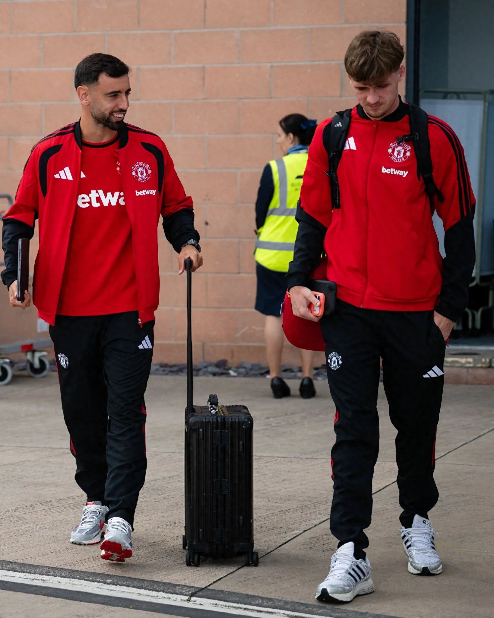 Manchester United công bố danh sách 22 cầu thủ đối đầu PSG: Bruno Fernandes trở lại, Tielemans ra mắt, chỉ còn 5 cầu thủ trẻ