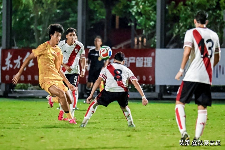 U17 Trung Quốc gây bất ngờ! Thủ môn cao 2 mét vào sân ở phút bù giờ, cản phá 2 quả penalty trong loạt sút luân lưu, sau khi vào chung kết được đồng đội nâng lên tôn vinh