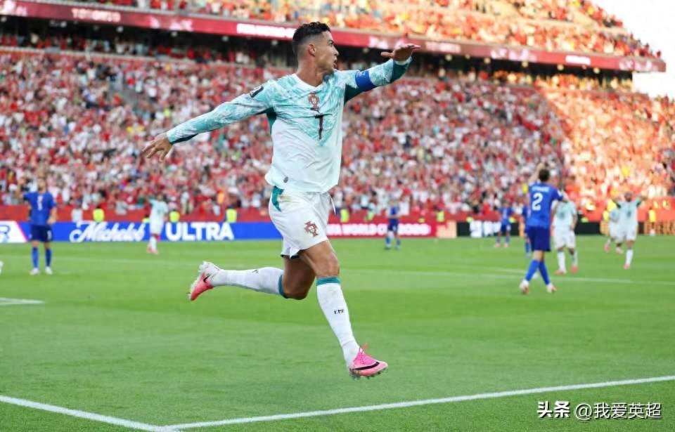 Tình tiết khó tin! Ở tuổi 41, Ronaldo bị từ chối bàn thắng, sau đó gỡ hòa trên chấm phạt đền, lần đầu ghi bàn ở vòng loại trực tiếp, phá vỡ lời nguyền kéo dài 20 năm