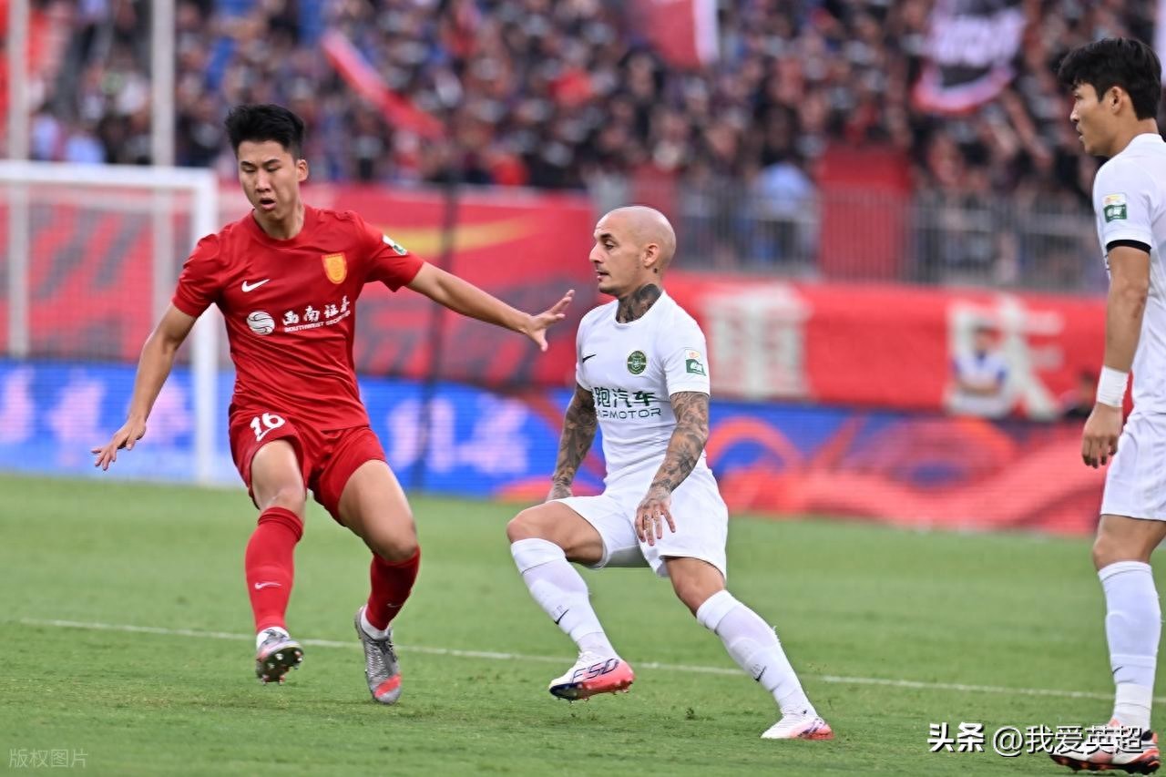 Đồng Lương Long 1-1 Chiết Giang, Trung Siêu 3 vòng không thắng, cách đầu bảng 14 điểm, Vương Ngọc Đống ghi bàn thứ 7 mùa giải, Di Mã Tháp cứu thua