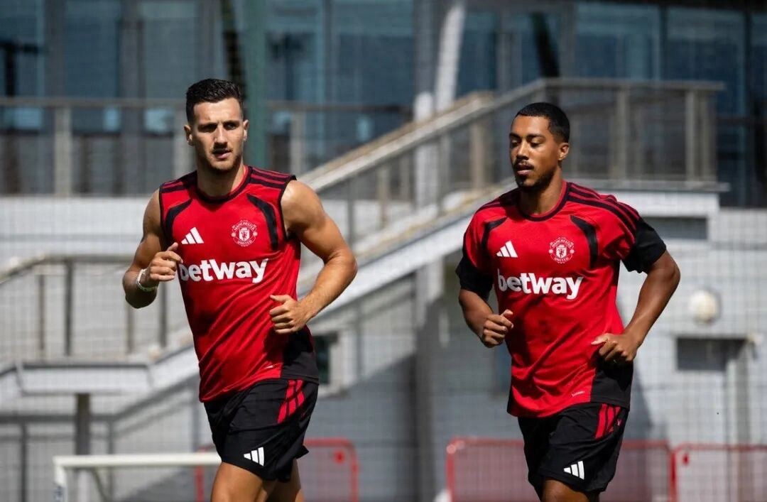 Manchester United chính thức công bố tài trợ áo tập 20 triệu bảng, 'thái tử mới' không thể mặc! Tielemans xác định ra mắt vào thứ Bảy.
