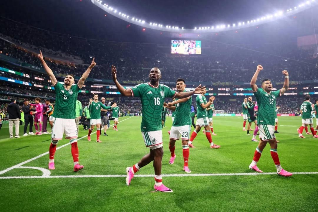 Bão sấm không ngăn được chủ nhà! Sau 40 năm, Mexico cuối cùng cũng giành chiến thắng đầu tiên tại vòng loại trực tiếp