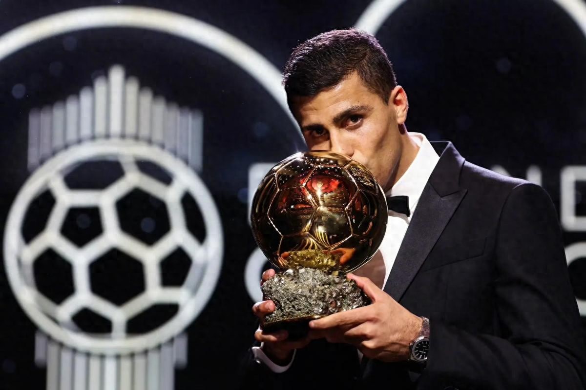 Rodri thể hiện thiện chí với Real Madrid? Nói không thể từ chối đội bóng hàng đầu và khen ngợi Vinicius