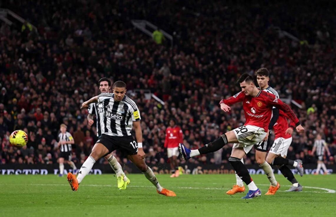 Benjamin Sesko đặt mục tiêu tiếp theo cho Manchester United! Vị trí xuất phát có thể không được đảm bảo, Carrick có thể thực hiện điều chỉnh lớn về đội hình.