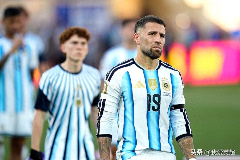 Thiếu phong độ! Huyền thoại Argentina 38 tuổi từ chối lời chào của Rodri, mặt đối mặt mắng: Anh đã khóc lóc với trọng tài suốt một tuần