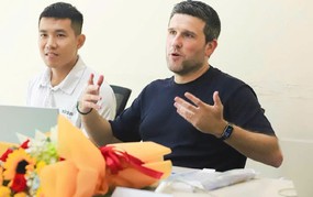 HLV Gerard Albadalejo chia sẻ triết lý và mục tiêu với cầu thủ Becamex TPHCM