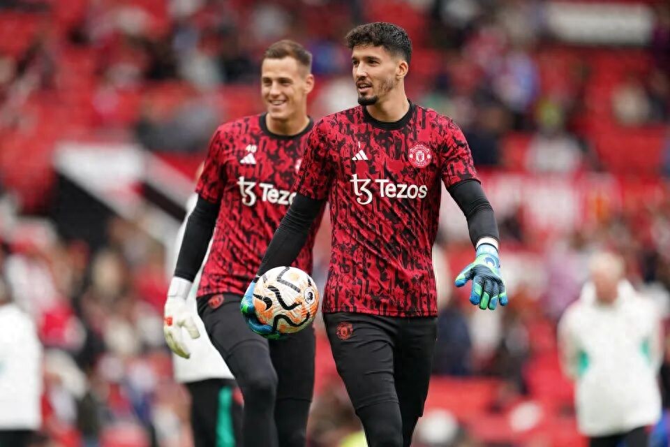 Hai cầu thủ của Manchester United đã nộp đơn xin chuyển nhượng, việc bị bán vào kỳ chuyển nhượng mùa hè là điều chắc chắn. Onana phàn nàn rằng Amorim đã hủy hoại tương lai của anh ấy.