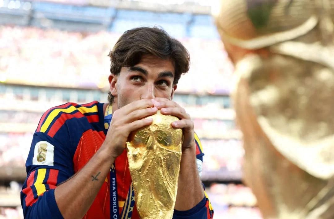 Áo số 7 lại tỏa sáng! Ngôi sao kép của Tây Ban Nha, tình yêu vẫn đến từ Barcelona!