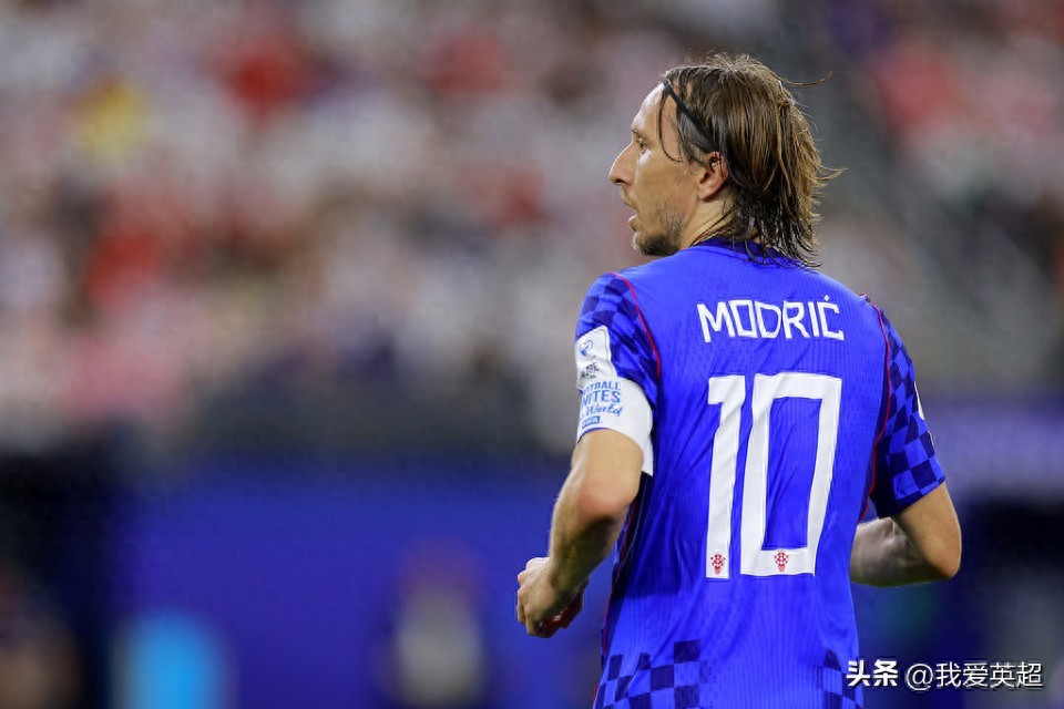 Ông già Quả bóng vàng? Modric 40 tuổi đá hỏng penalty ngay đầu trận và bị thay ở phút 58, 4 chỉ số chính đều bằng 0, chỉ được 6 điểm.