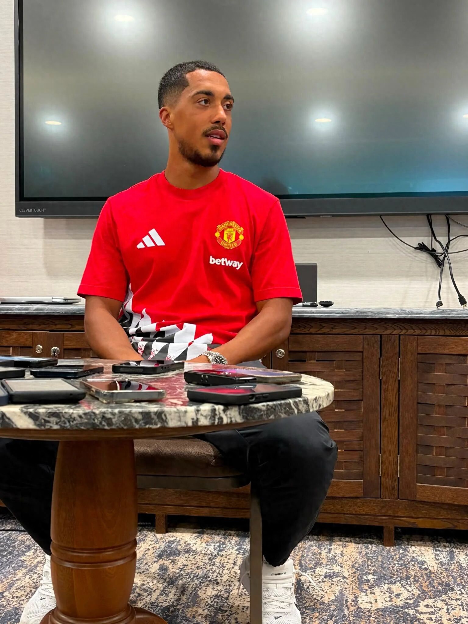 Tielemans sẵn sàng phụ lòng Aston Villa để chuyển đến Manchester United! Đã hai lần lỡ hẹn với giấc mơ Quỷ đỏ, không muốn thêm tiếc nuối