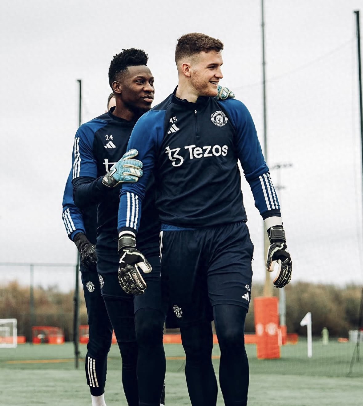 Manchester United chính thức thông báo Onana rời đi, đàm phán ký hợp đồng với một người thay thế miễn phí. Gia hạn hợp đồng với cầu thủ nội binh để tiếp tục làm "bình phong" tập luyện.