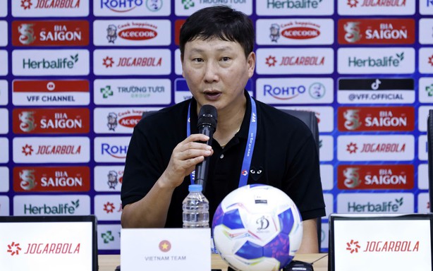 HLV Kim Sang Sik: 'Đình Bắc cạnh tranh với Xuân Son tốt cho đội tuyển Việt Nam'