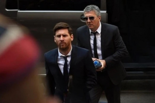 Một đời đứng sau Messi