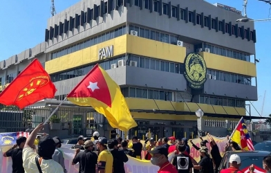 NÓNG: CĐV Malaysia đồng loạt biểu tình trước trụ sở FAM vì bê bối nhập tịch