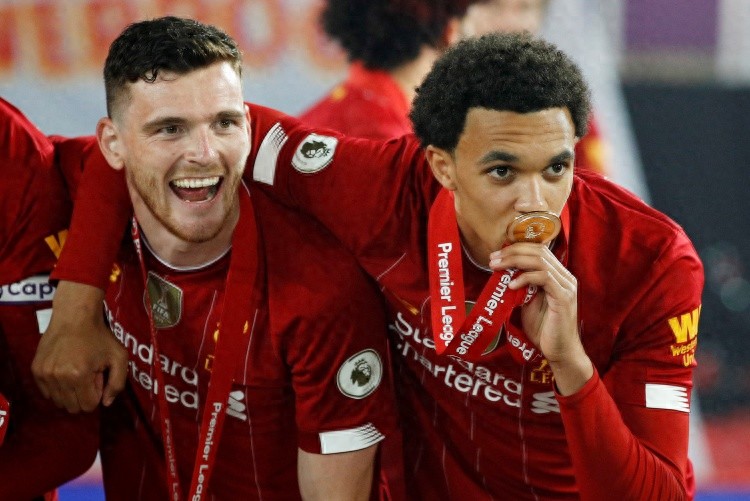 Liverpool năm 2017 chi 9 triệu euro để ký hợp đồng với Robertson và đưa Arnold lên đội một, năm 2025 đầu tư 86,9 triệu euro để thay thế nhưng thất bại