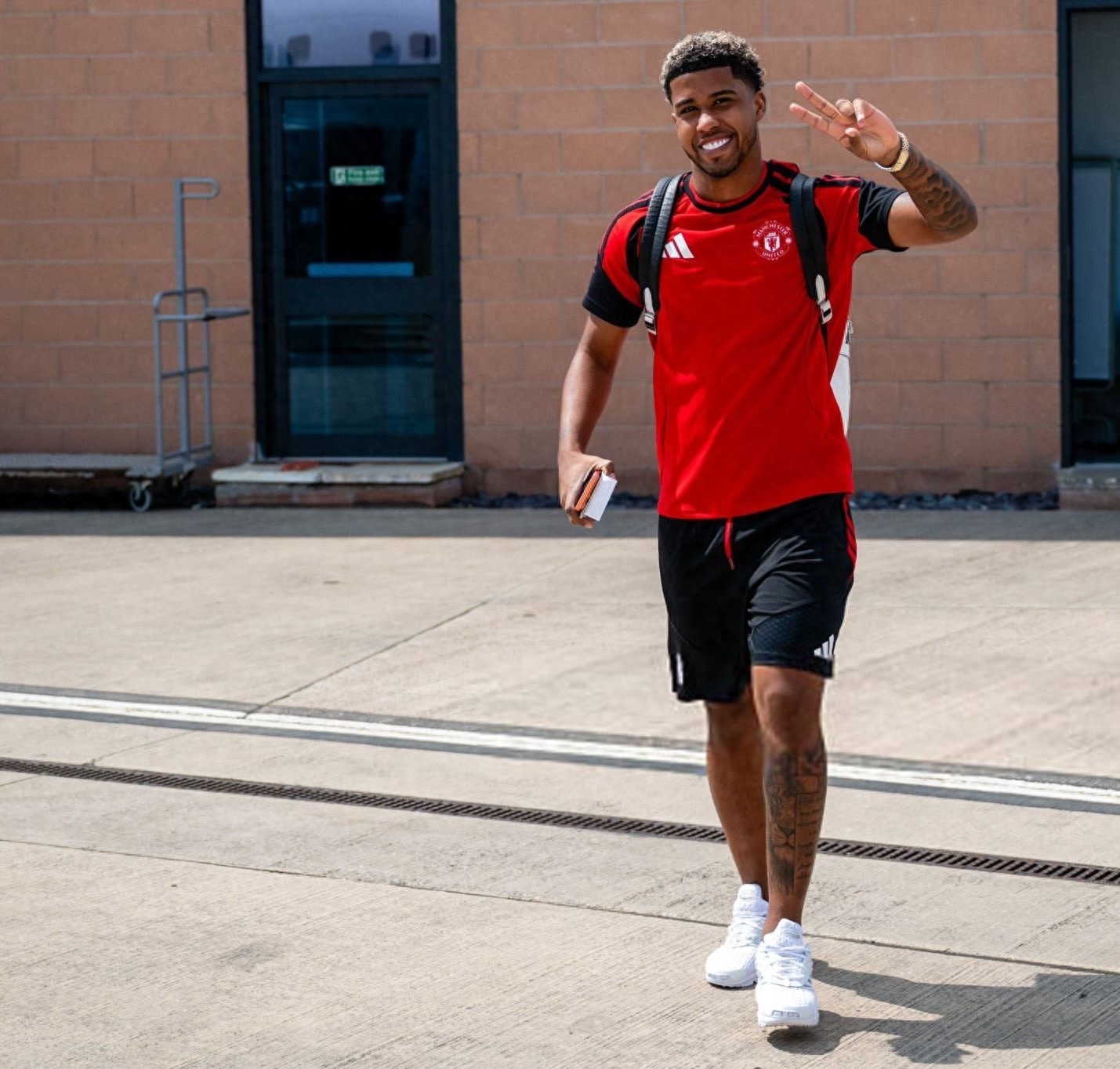 Manchester United công bố danh sách tham dự trận giao hữu đầu tiên mùa hè! Tân binh trị giá 50 triệu bảng ra mắt, Šeško vắng mặt vì chấn thương, "Messi nhỏ" không có tên