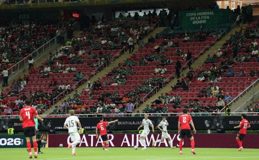 Thà để ghế trống cũng không chịu giảm giá, World Cup đang mất đi "màu sắc" vốn có
