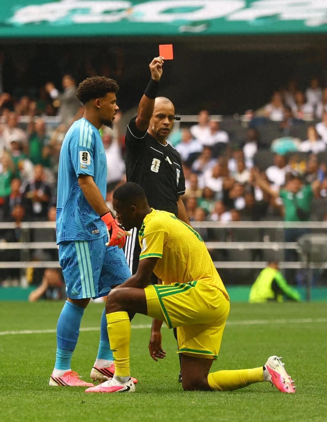 Thẻ đỏ đầu tiên tại World Cup 2026! Tiền vệ trụ Nam Phi sai lầm ở hiệp một rồi lại phạm lỗi nghiêm trọng, trở thành người đầu tiên sau 32 năm bị truất quyền thi đấu.