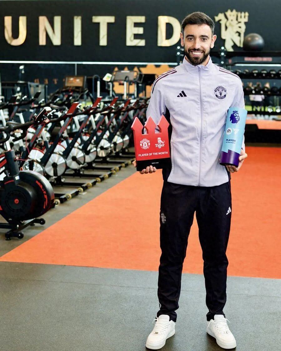 Bruno Fernandes ám chỉ sẽ ở lại Manchester United vào mùa giải tiếp theo, tự nhận mình đã là người Manchester! Hỗ trợ Carrick được chuyển thành huấn luyện viên chính thức