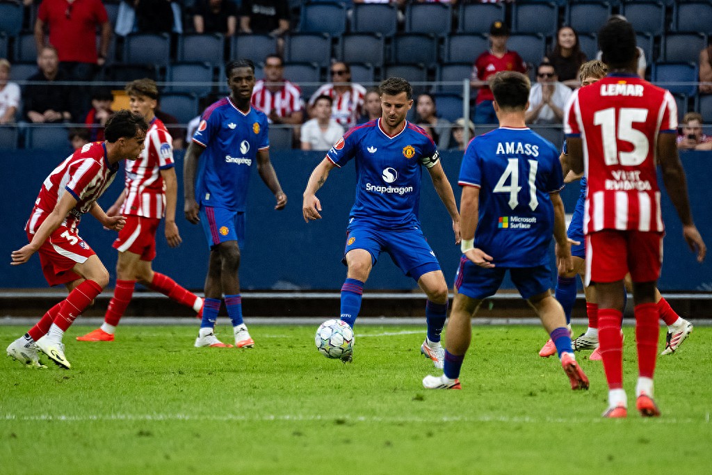Dự đoán của Manchester Evening News: Trận đầu mùa giải mới của Manchester United, ba tiền vệ đá chính nhiều khả năng là B费, Mount và Santos.