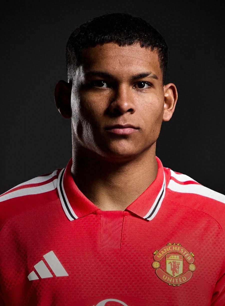 Manchester United đã chi 3 triệu bảng cho một hậu vệ trái nhưng cầu thủ này không được gọi vào đội một, có nguy cơ trở thành bản hợp đồng thất bại! Báo chí Anh khẳng định anh không có tương lai.