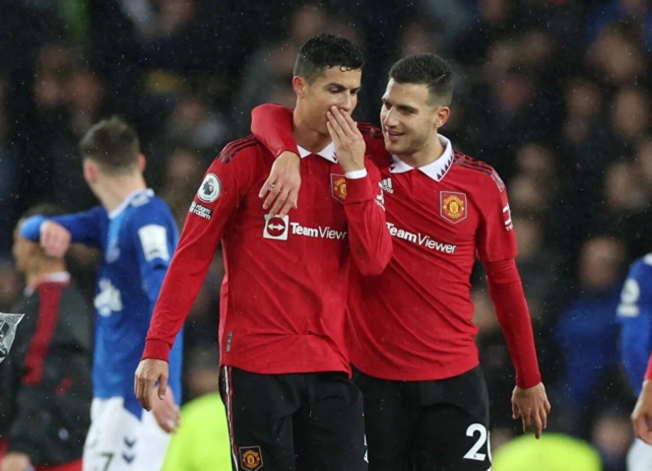 Lý do Ronaldo ghi bàn rồi chạy đến ăn mừng cùng hậu vệ MU được tiết lộ! Fan số 1 của Ronaldo, yêu đội trưởng hơn cả vợ