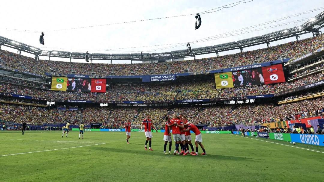 Trong sân bóng bầu dục đá World Cup, người Mỹ đang tính toán điều gì?