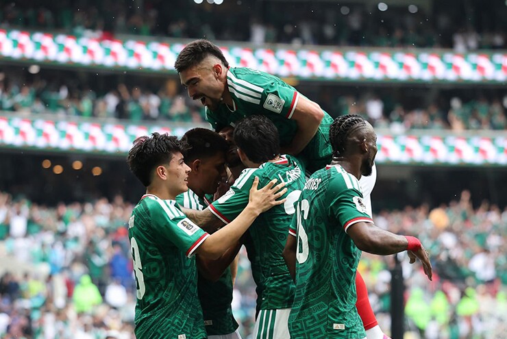 Mexico đánh bại Nam Phi trong trận khai mạc